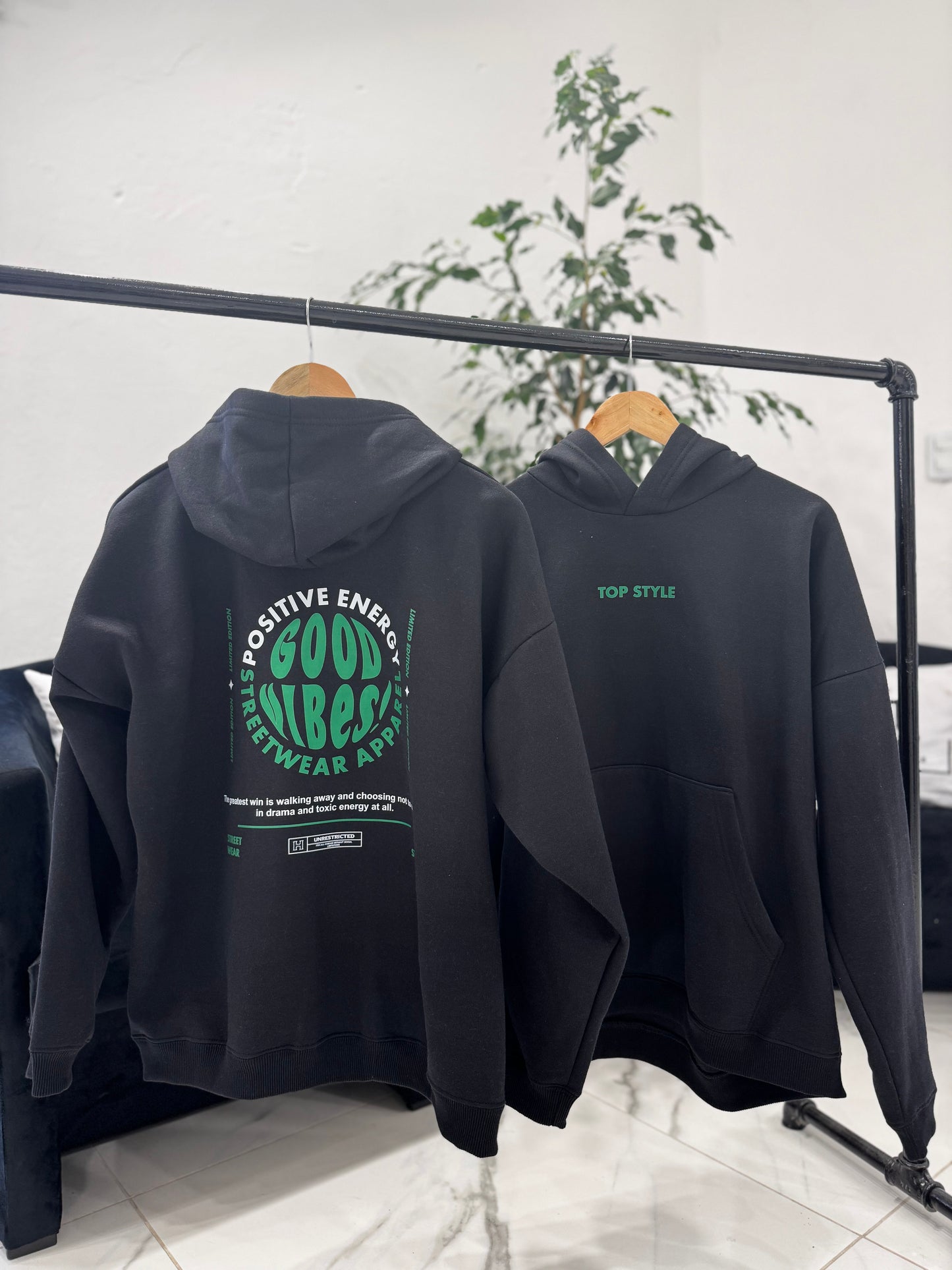 Canguro oversize negro "good vibes"