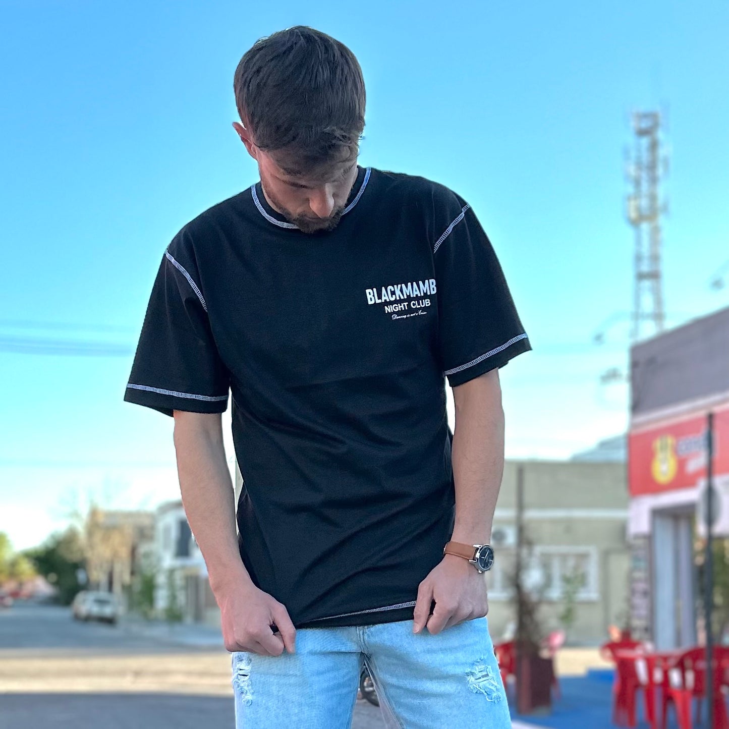 Remera oversize negra con costuras