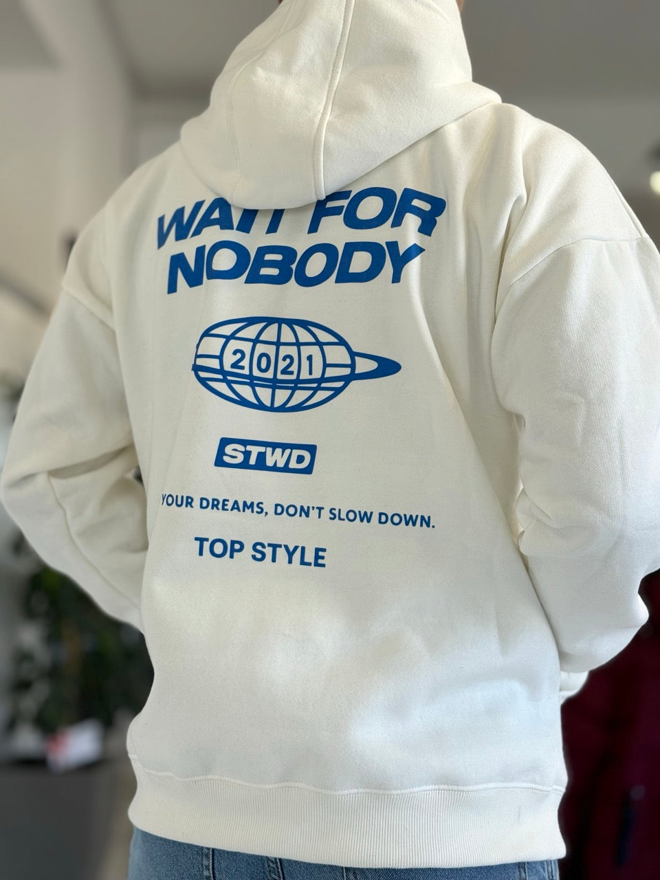 Canguro oversize blanco "wait for nobody"