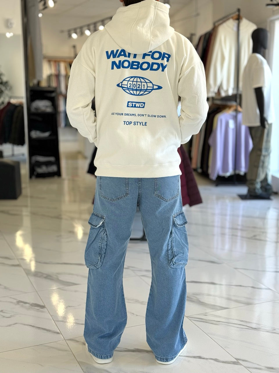 Canguro oversize blanco "wait for nobody"