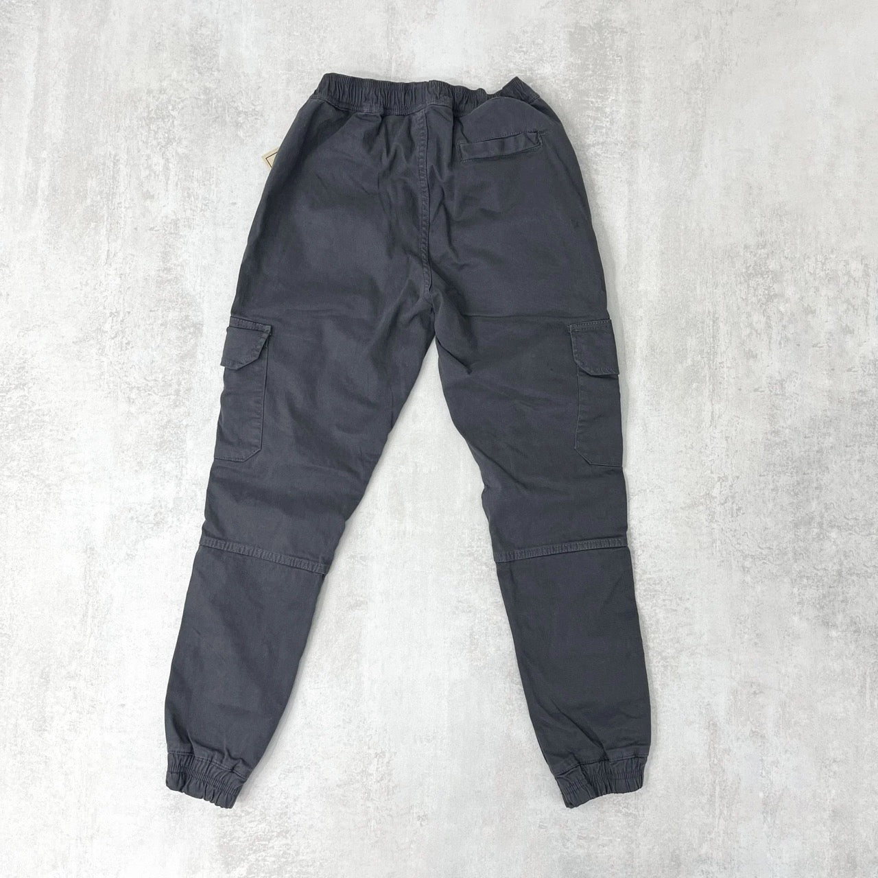 Pantalón cargo con puño gris