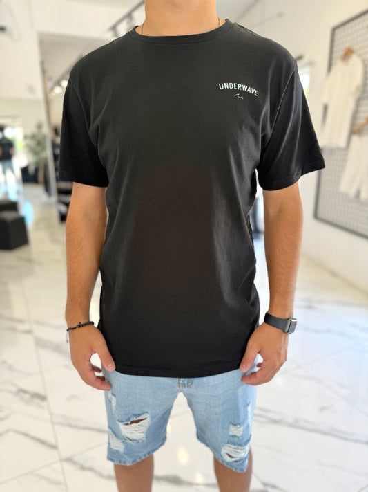 Remera negra “Baleia”