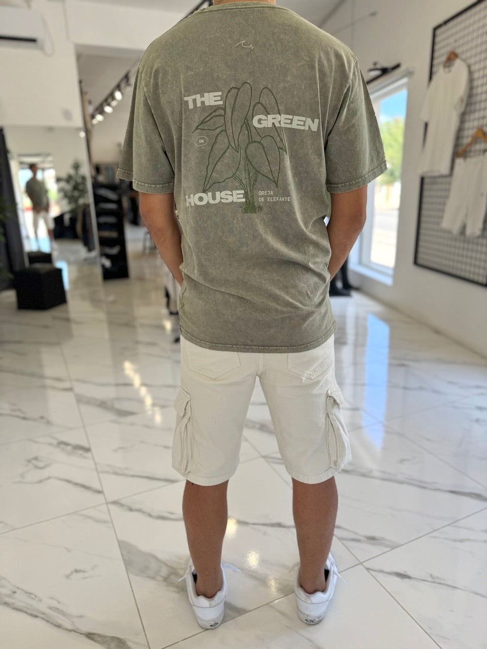 Remera gastada verde “Green House”