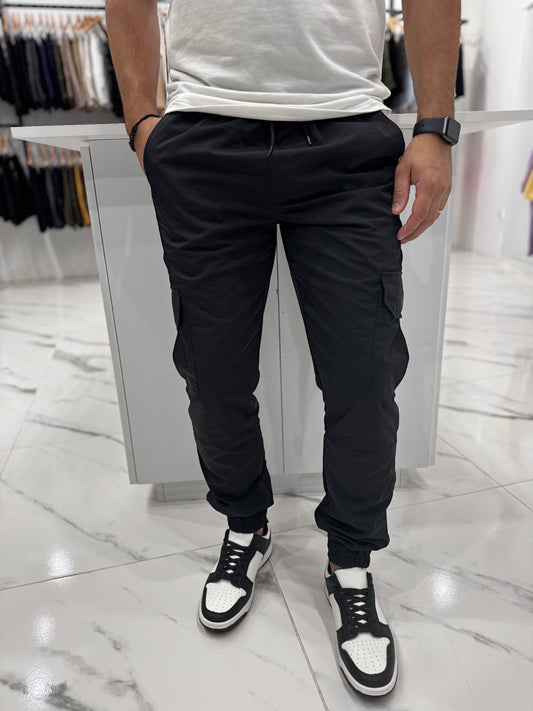 Jogger cargo nylon negro