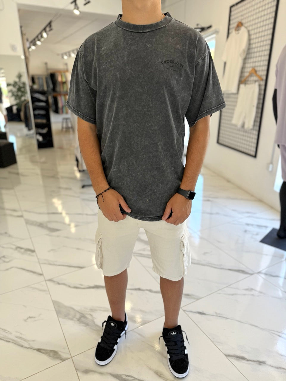 Remera oversize gastada negra “Easy”