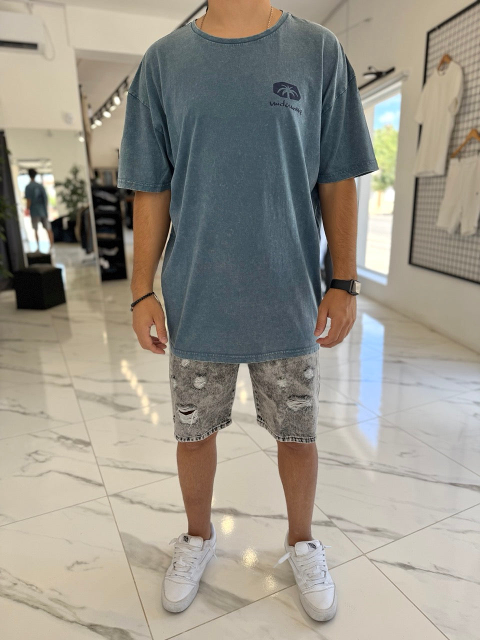 Remera oversize gastada azul “Samambaia”