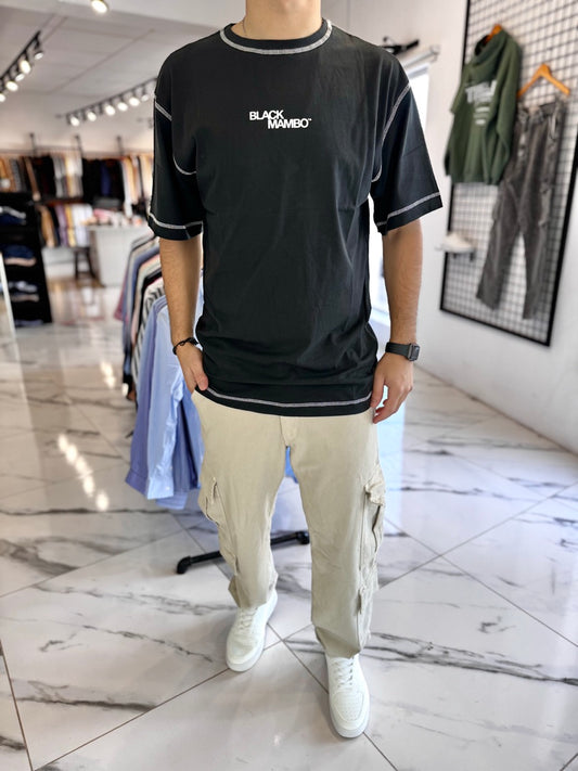 Remera oversize negra con costuras