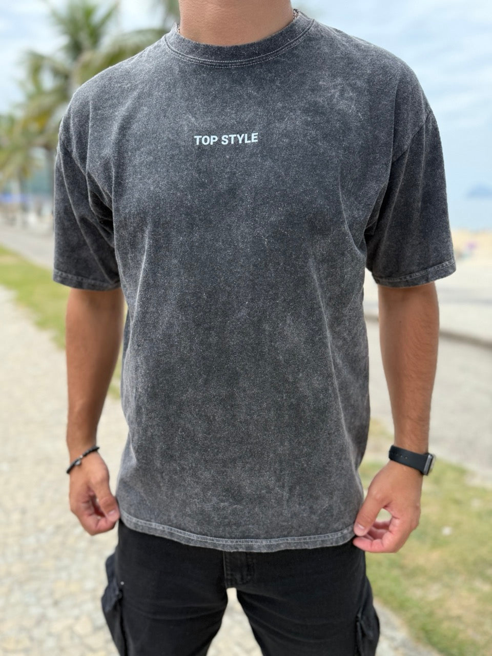 Remera oversize gastada negra "time is now"