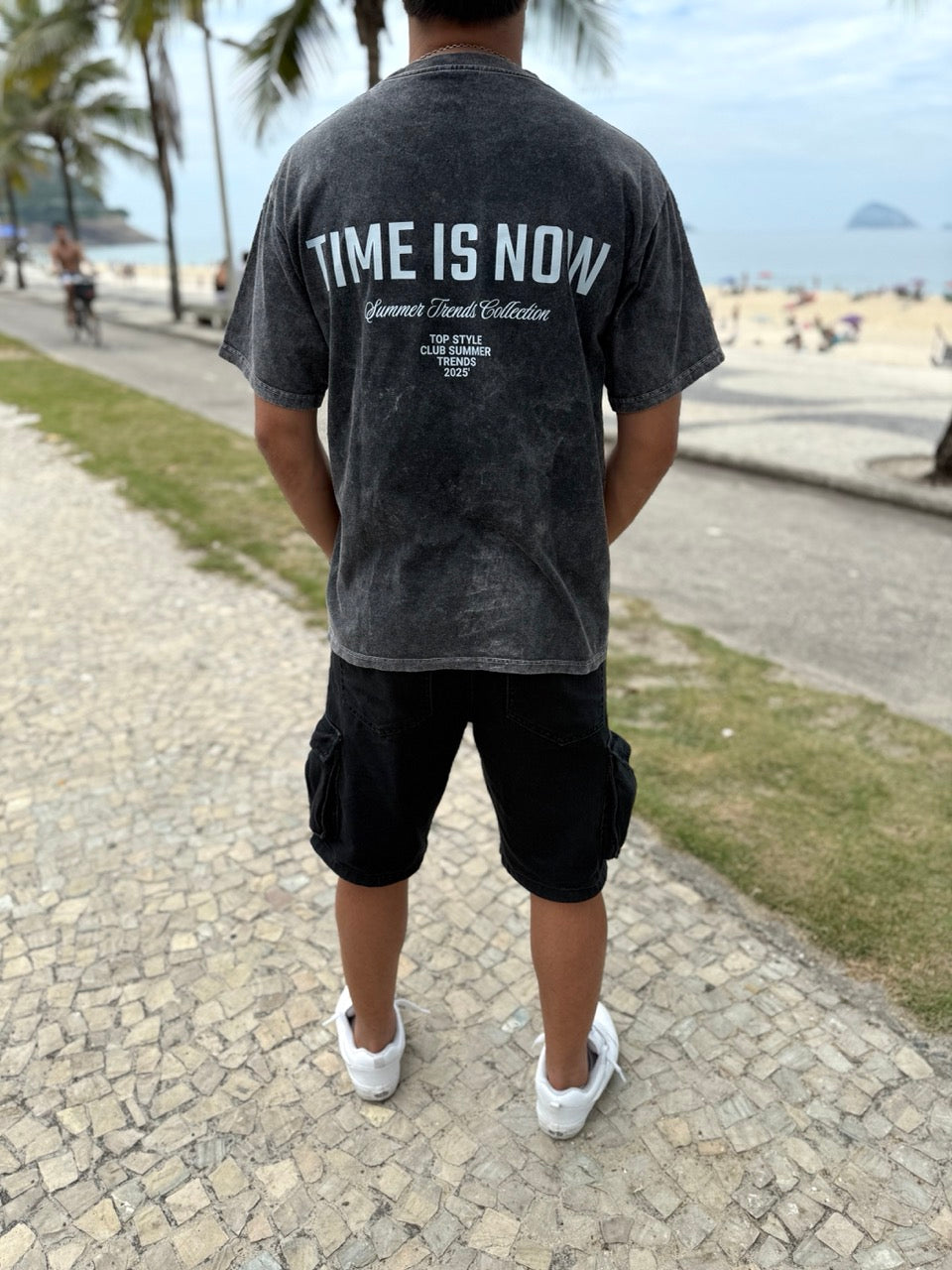 Remera oversize gastada negra "time is now"