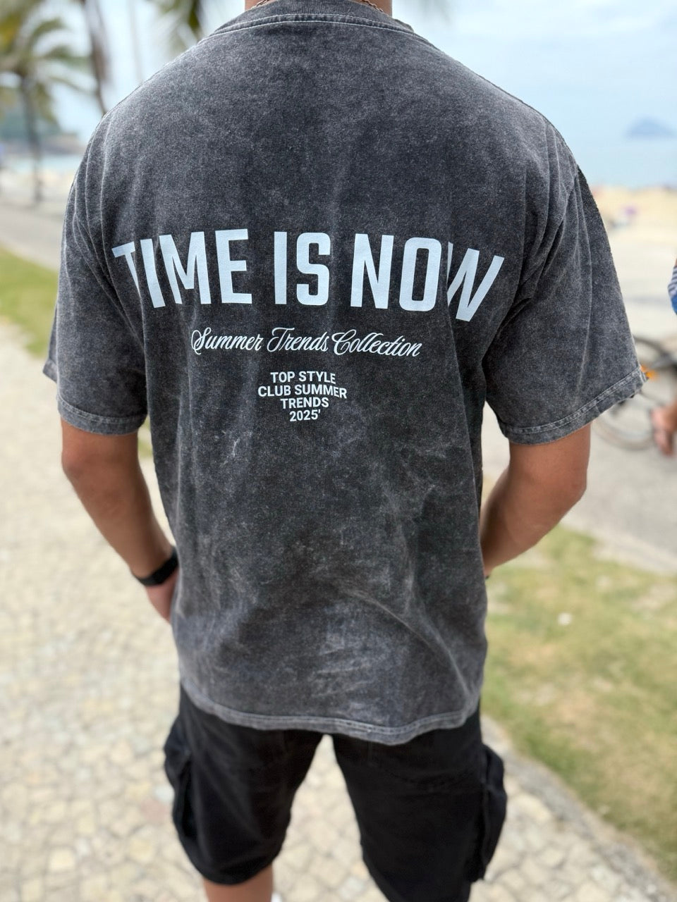 Remera oversize gastada negra "time is now"
