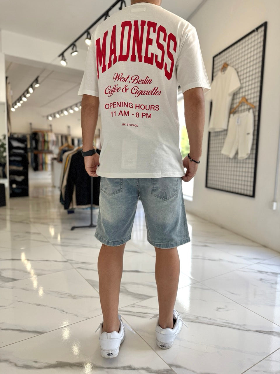 Remera oversize blanca "Madness"