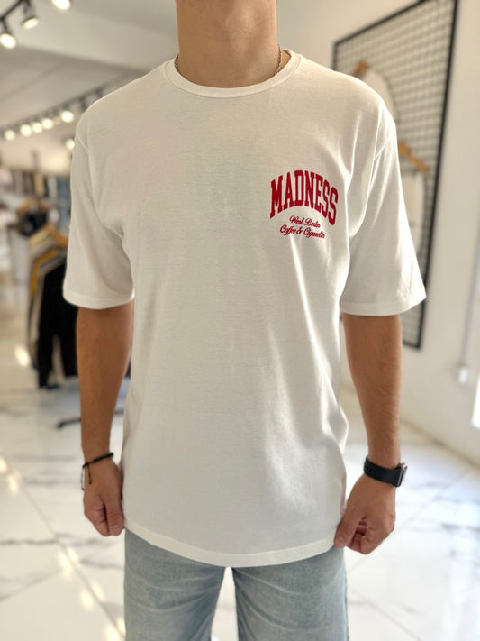 Remera oversize blanca "Madness"