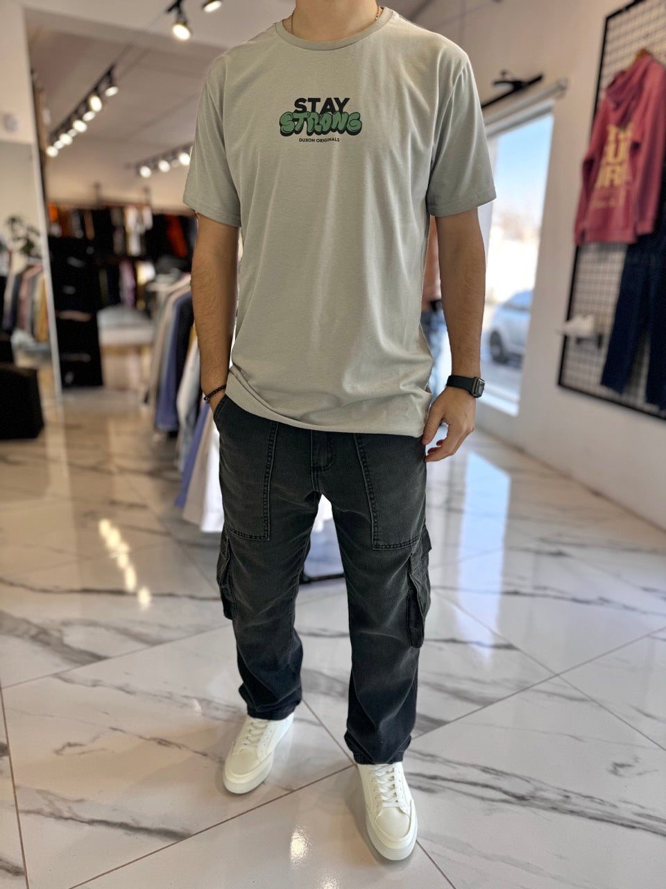 Remera doble estampa gris “stay strong”