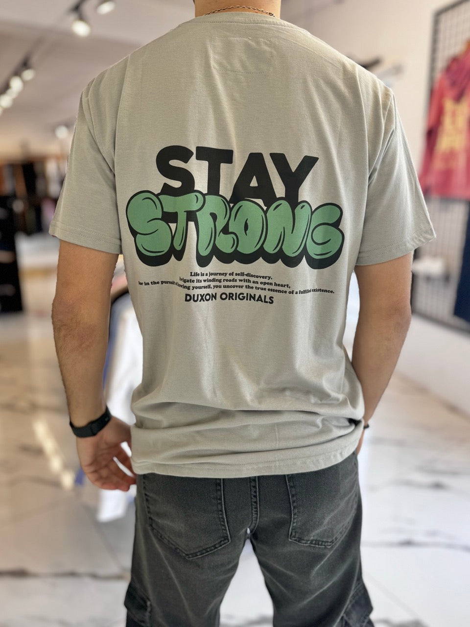 Remera doble estampa gris “stay strong”