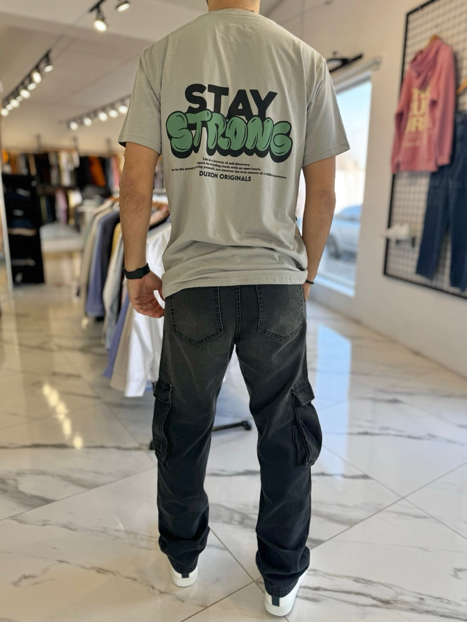 Remera doble estampa gris “stay strong”