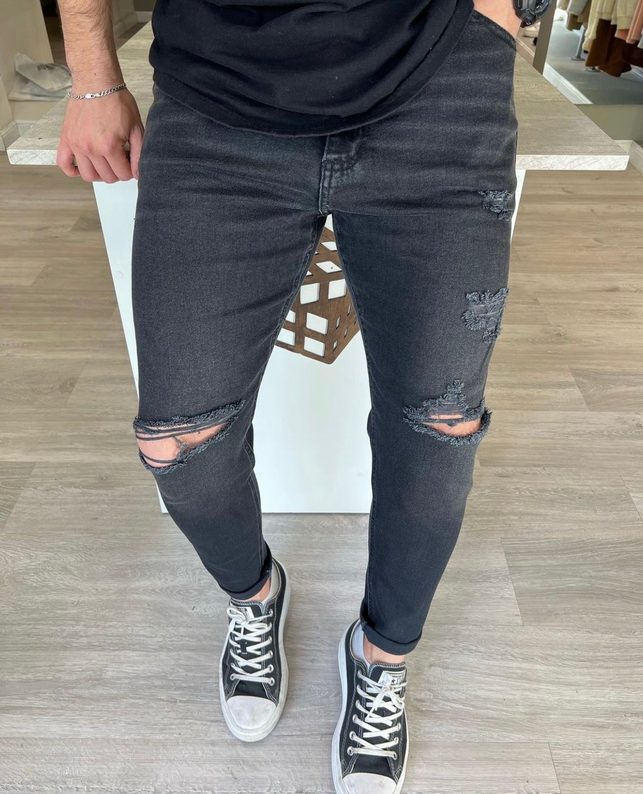 Skinny negro gastado rajado