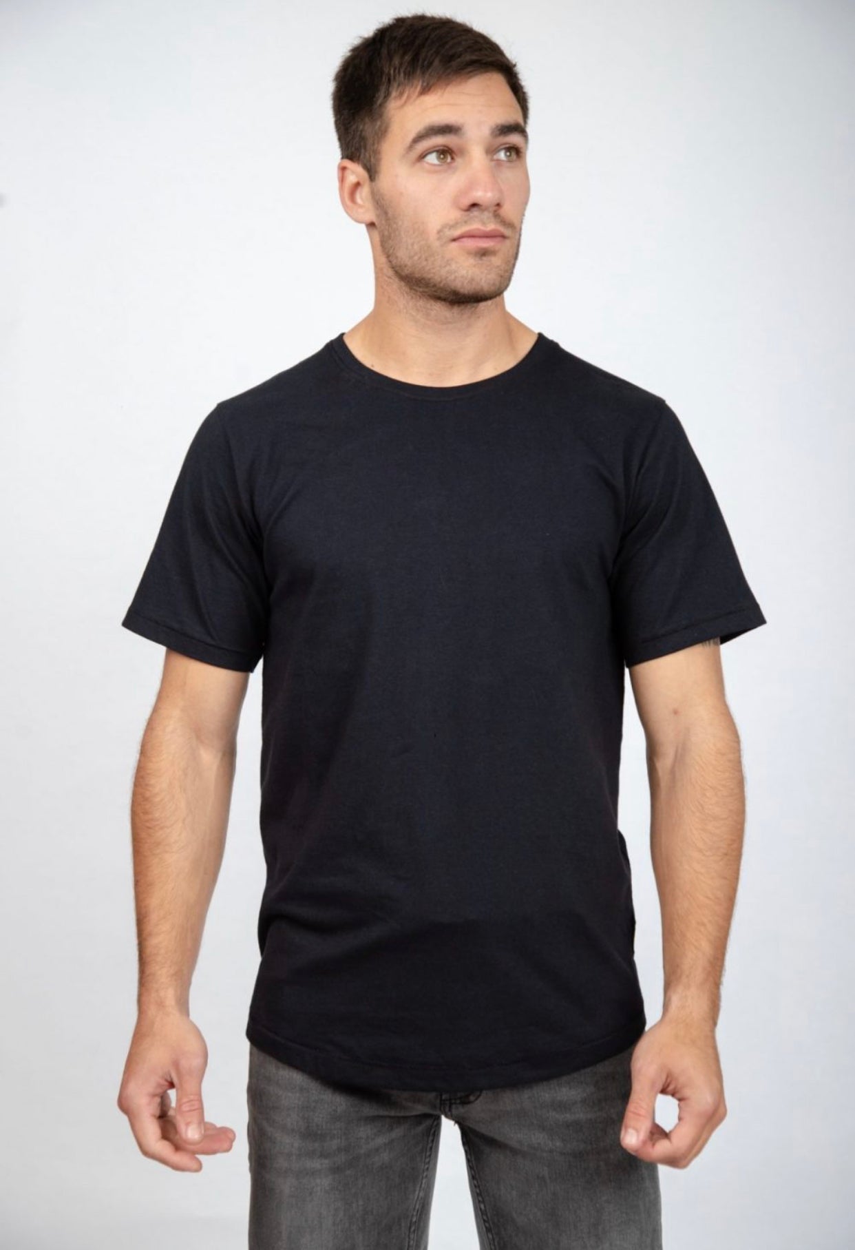 Remera cuello redondo negra