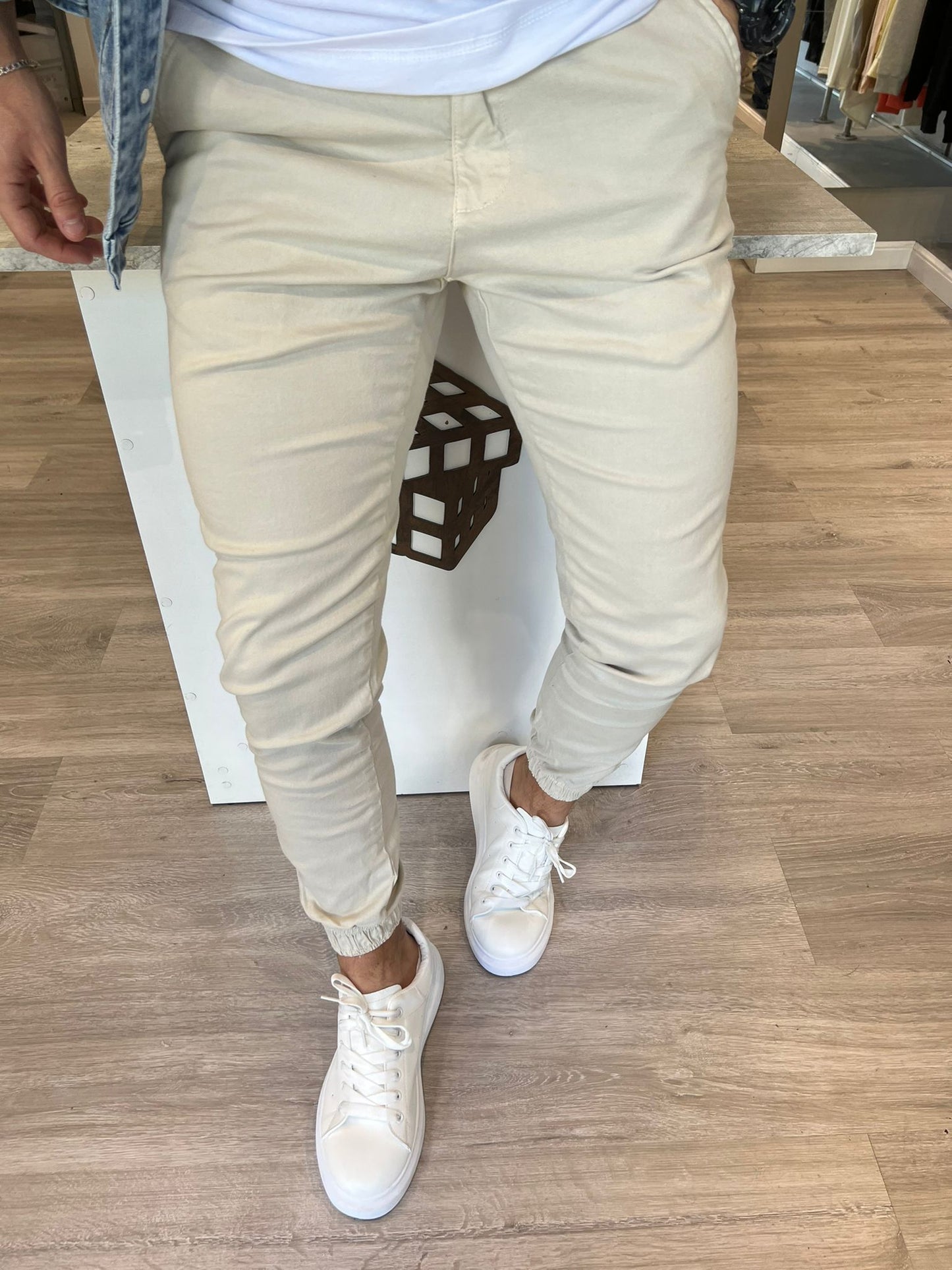 Pantalón chino con puño beige