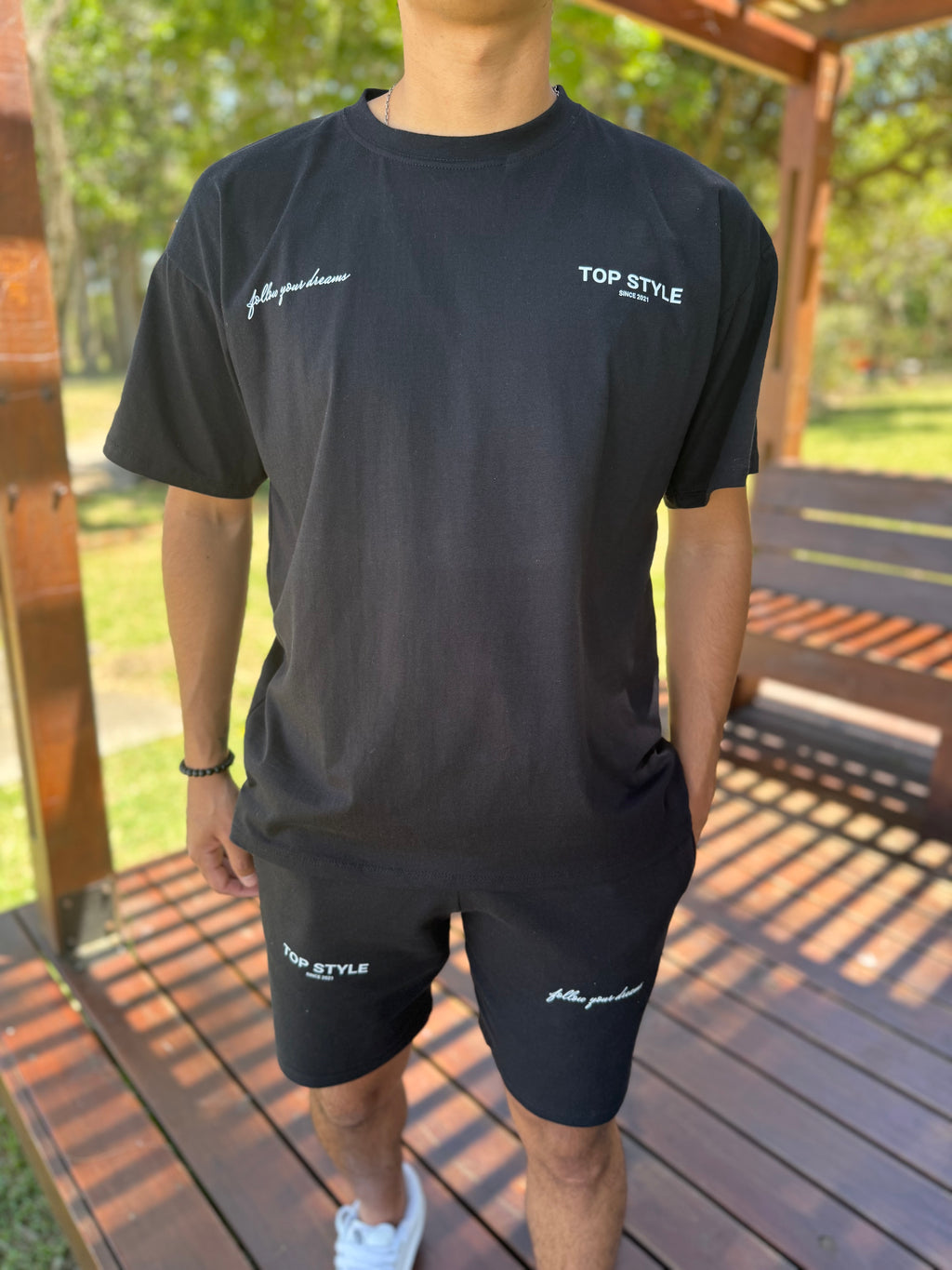 Remera oversize negra "follow your dreams"