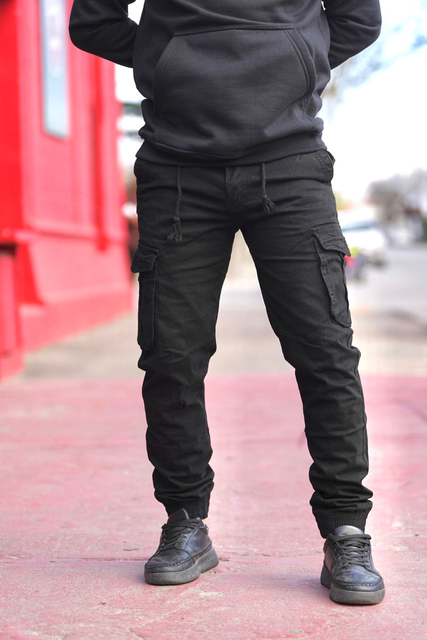 Pantalón cargo con puño negro