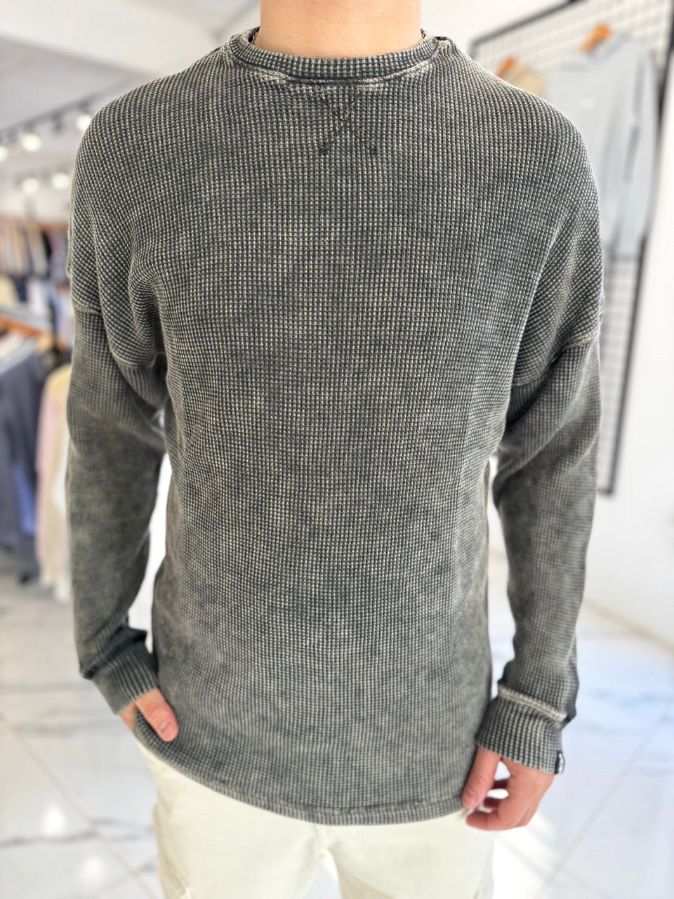 Buzo oversize gastado negro