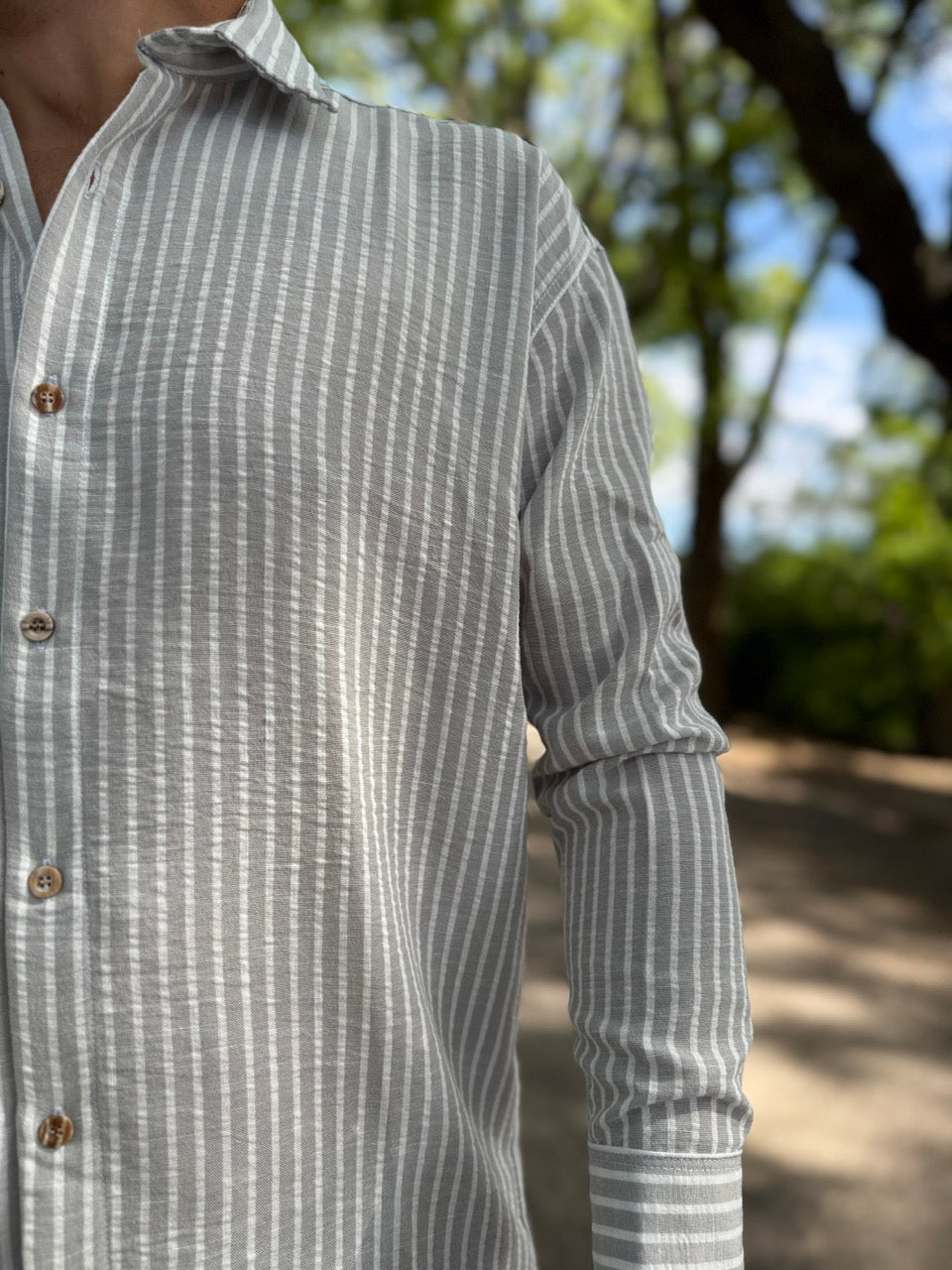 Camisa lino gris raya blanca