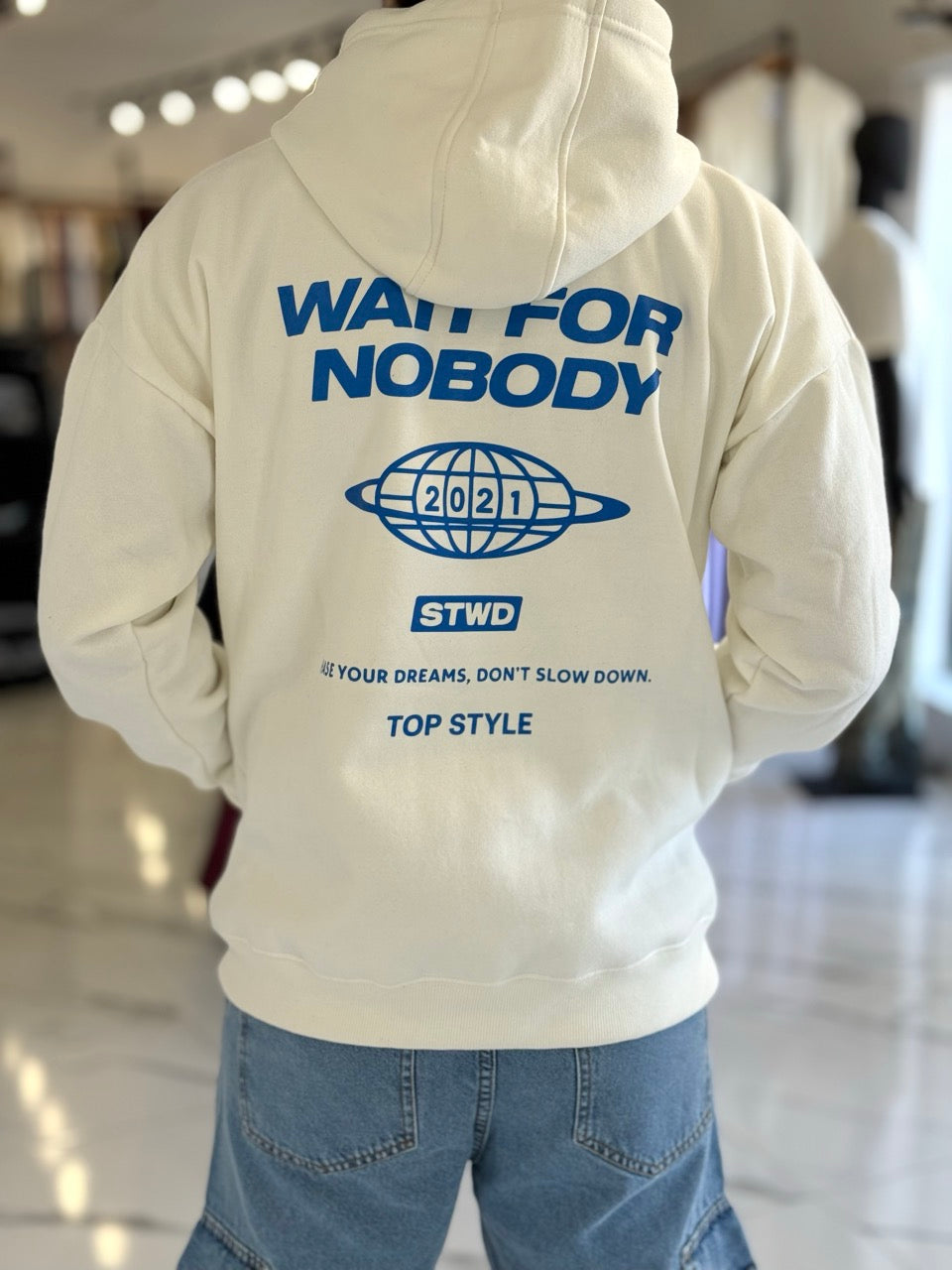 Canguro oversize blanco "wait for nobody"