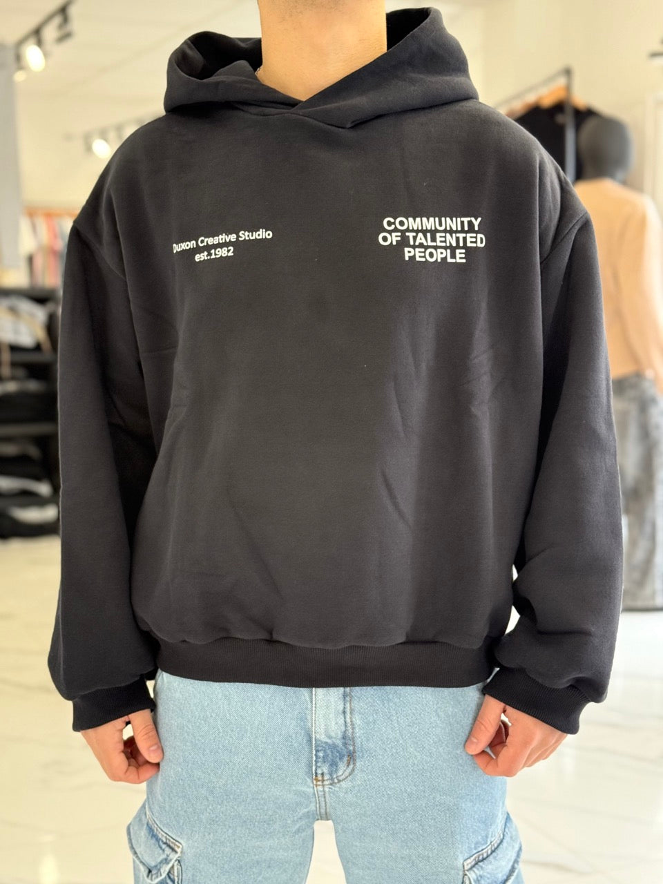 Hoodie boxy fit negro "Community"