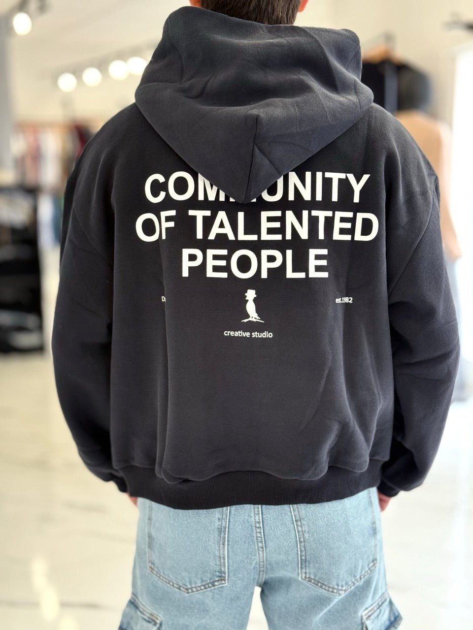 Hoodie boxy fit negro "Community"