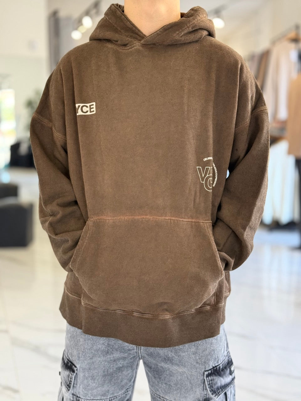 Canguro oversize marrón gastado "Celebrate"