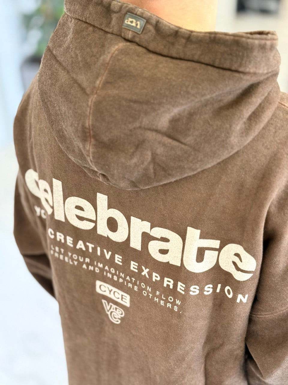 Canguro oversize marrón gastado "Celebrate"
