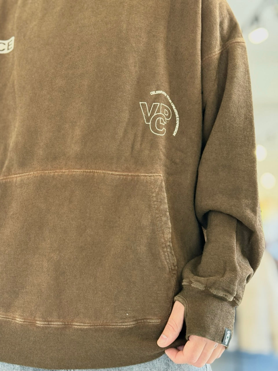 Canguro oversize marrón gastado "Celebrate"