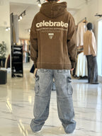 Canguro oversize marrón gastado "Celebrate"
