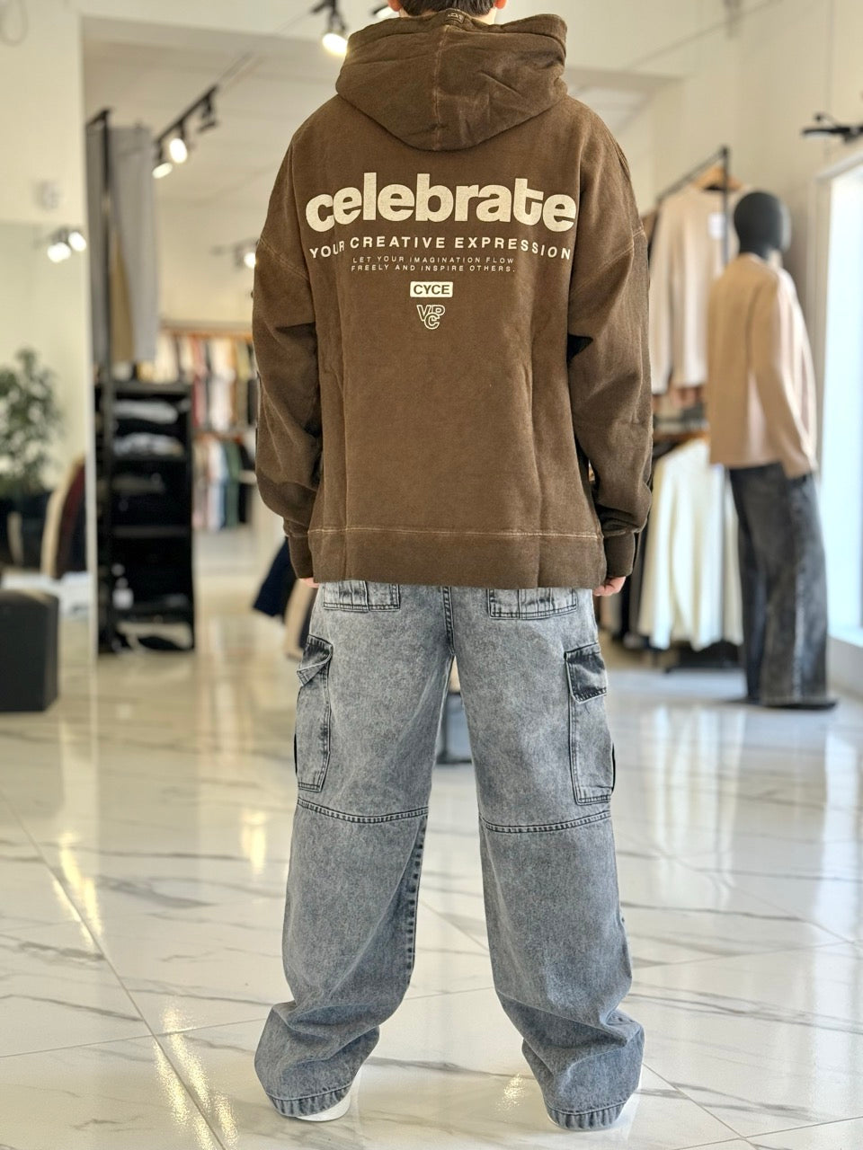 Canguro oversize marrón gastado "Celebrate"