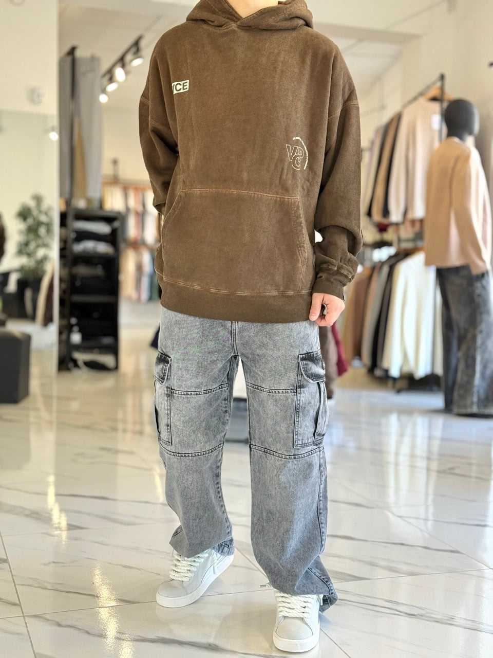 Canguro oversize marrón gastado "Celebrate"