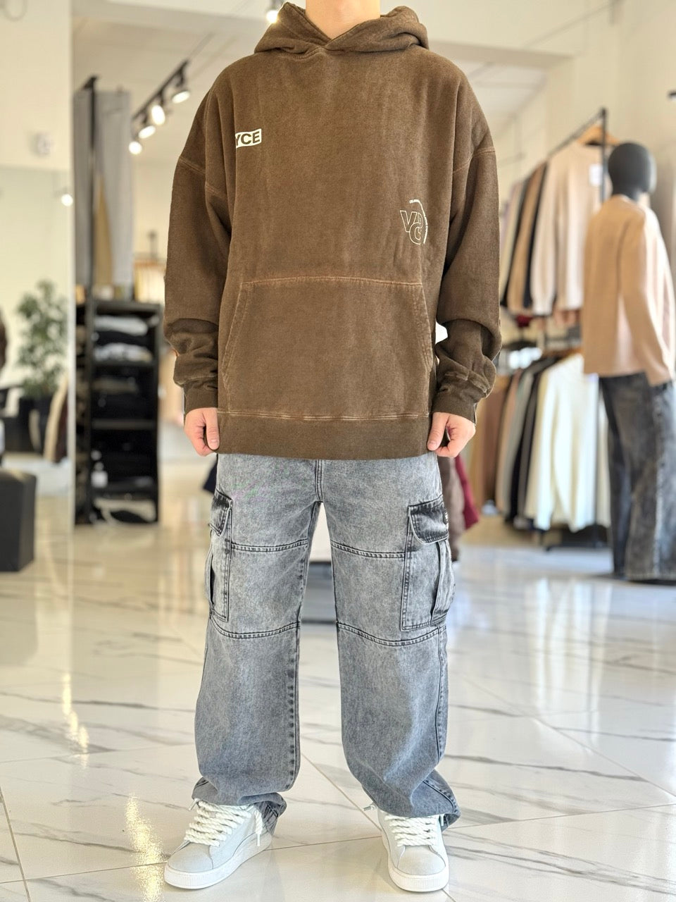 Canguro oversize marrón gastado "Celebrate"