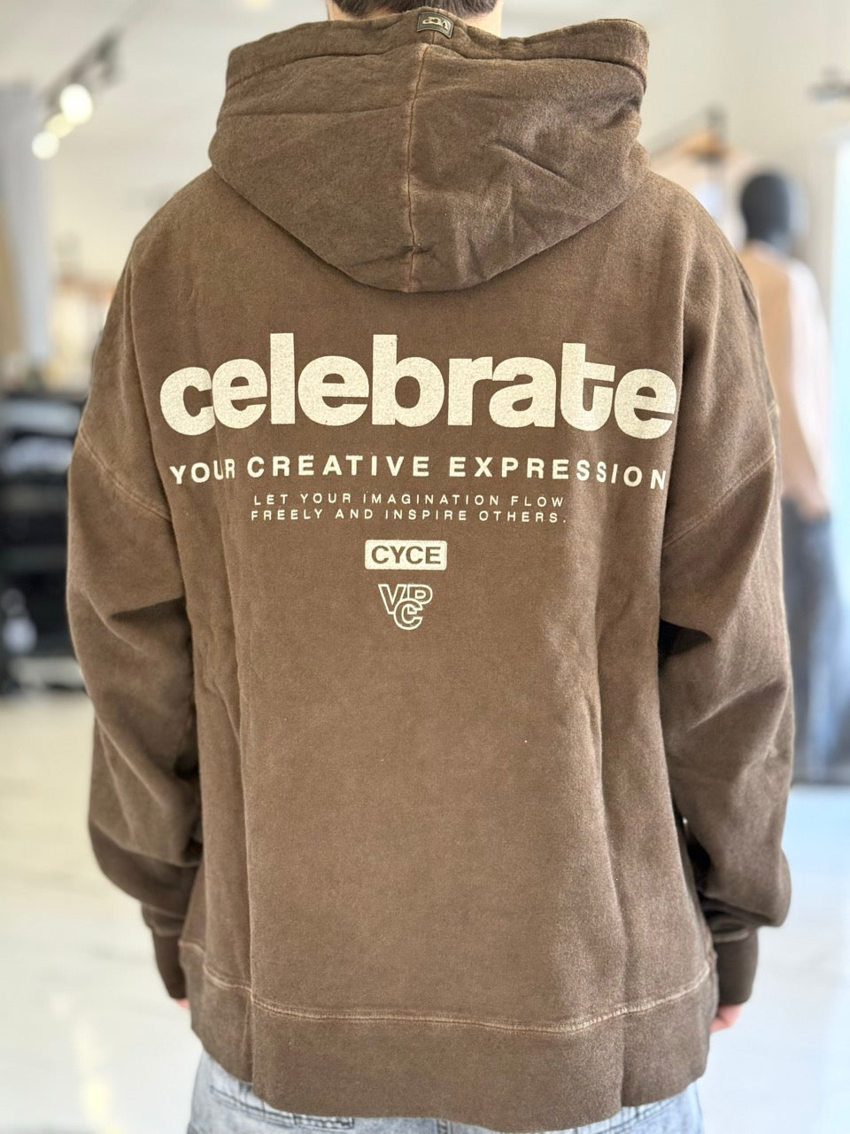 Canguro oversize marrón gastado "Celebrate"