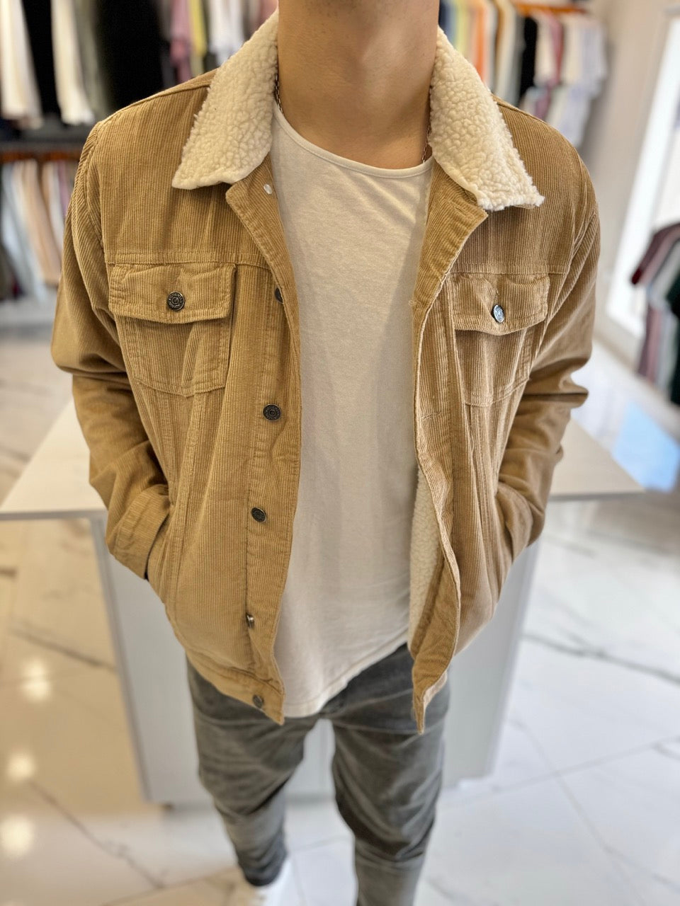 Chaqueta pana con corderito marrón