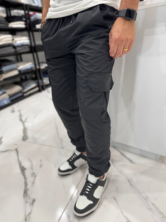 Jogger cargo nylon negro