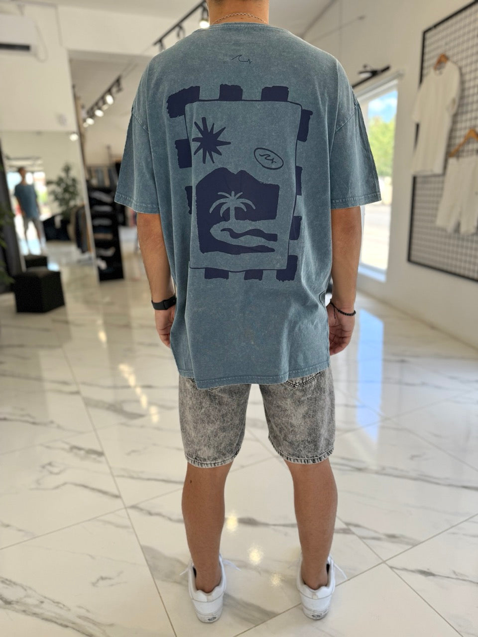 Remera oversize gastada azul “Samambaia”