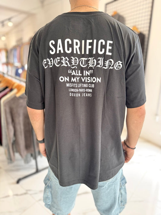 Remera oversize negra “sacrifice”