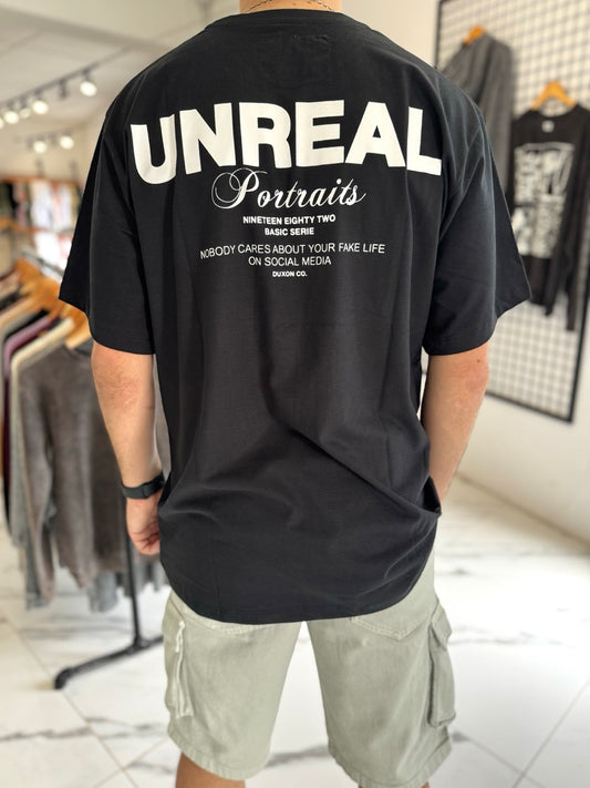 Remera oversize negra “unreal”