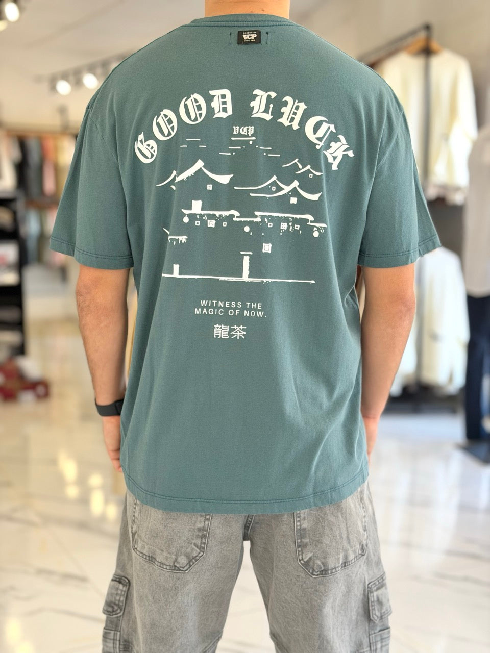 Remera oversize “Luck”
