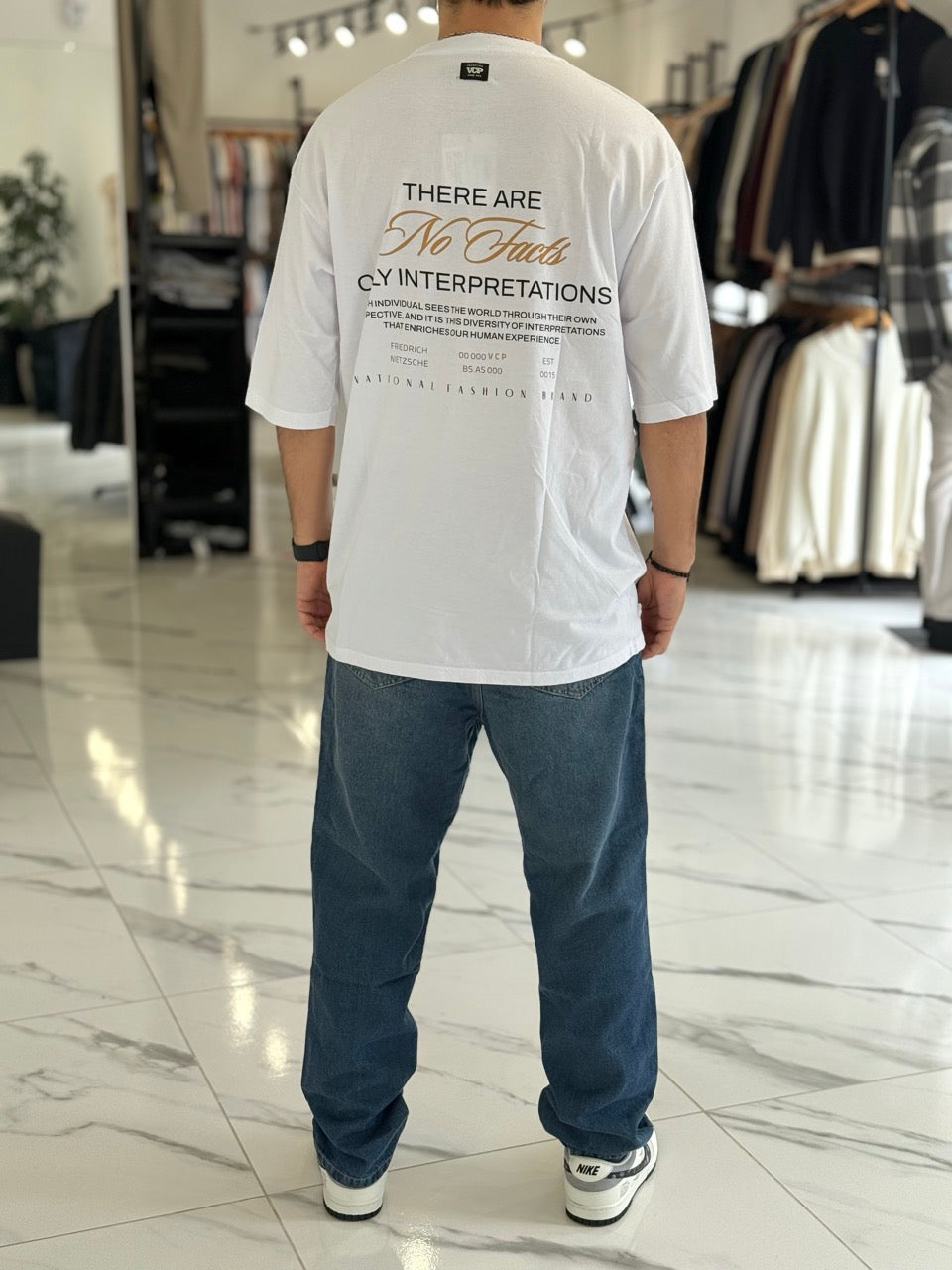 Remera oversize “No Facts”