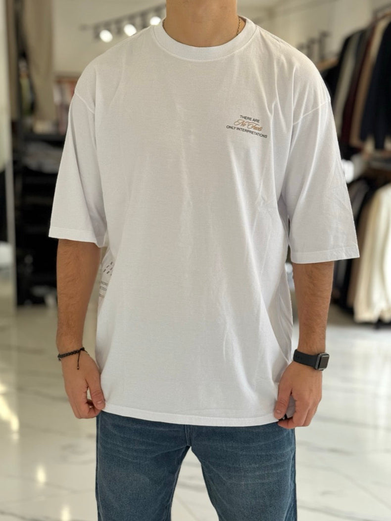 Remera oversize “No Facts”