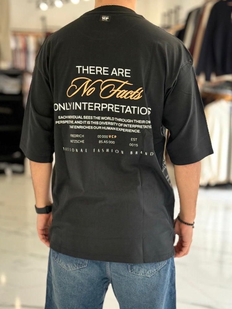 Remera oversize “No Facts”
