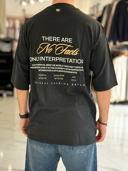 Remera oversize “No Facts”