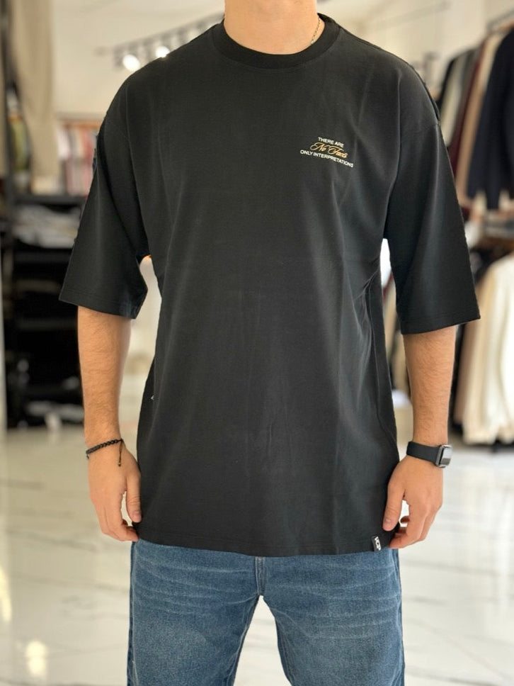Remera oversize “No Facts”