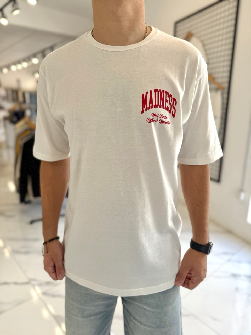 Remera oversize blanca "Madness"