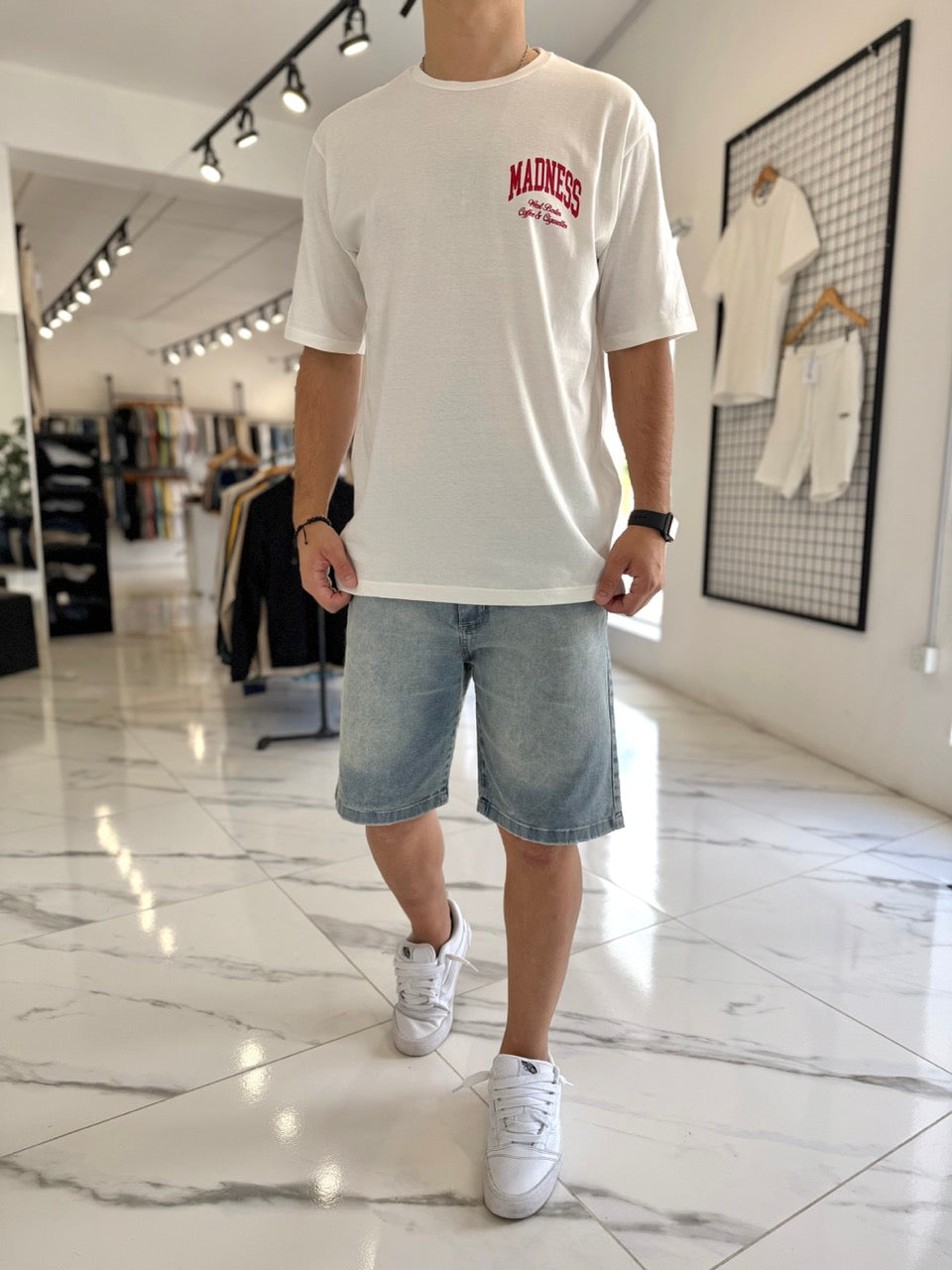 Remera oversize blanca "Madness"